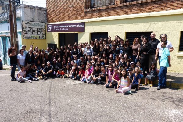 FO(1) 5-03-2020Estudiantes de la Escuela de Teatro se reunieron con la directora de Cultura, Ilia Sierra. DCET