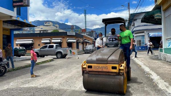 31JUL JORNADA DE ASFALTADO EN EL MUNICIPIO AYACUCHO01
