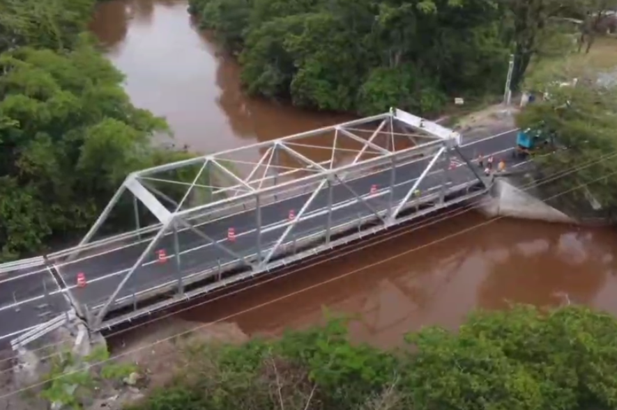 Terminado puente sobre el Río Navay