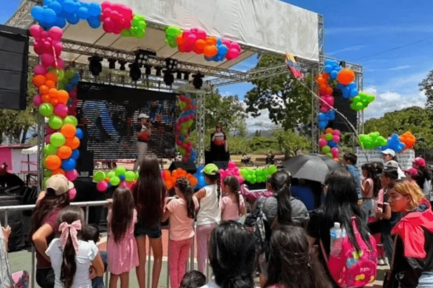 Familia tachirense celebró día de los niños con fiesta multicolor