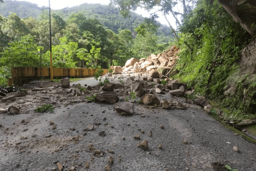 Sin paso vehícular por zona El Tambo hacia Santa Ana⁣