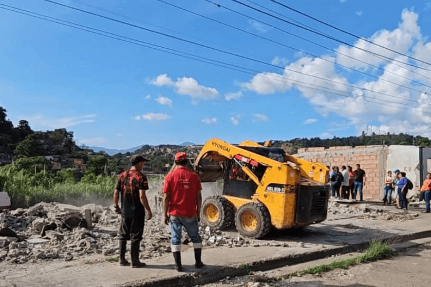 Alcaldía de San Cristóbal entregó viviendas a 11 familias damnificadas