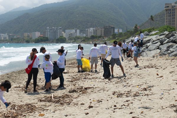Como muestra de su compromiso con el medio ambiente y atendiendo a la celebración mundial del Día de Limpieza de Playas, Coca-Cola FEMSA de Venezuela realizó una gran jornada de recolección de residuos que abarcó las costas del país, de occidente a oriente, el pasado sábado 16 de septiembre. Durante la actividad se acopiaron 6 toneladas de desechos sólidos.