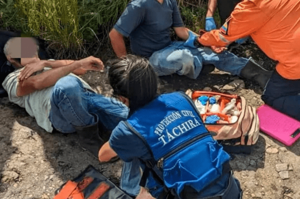 Pareja de motorizados colisionó con vehículo en la Troncal 5