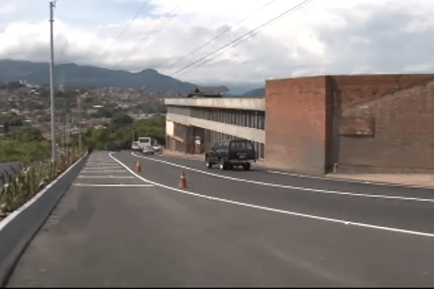 Reparada falla de borde en vía El Mirador