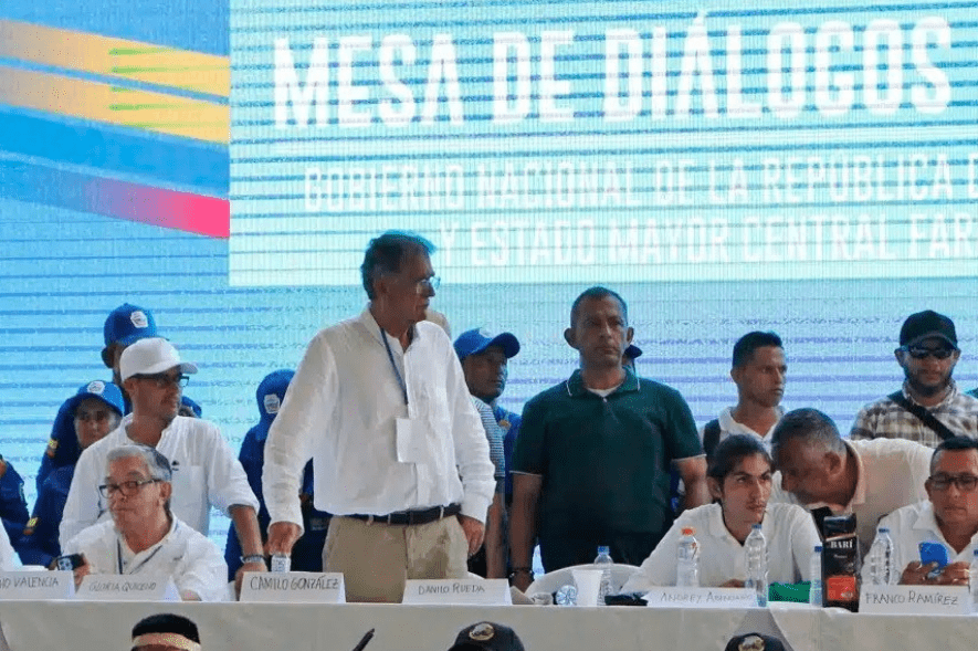 Cese al fuego y diálogo acuerdan Gobierno colombiano y disidencia de las FARC