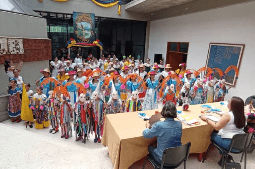 Agrupaciones dancísticas de la ciudad compitieron en Festival Regional Folclórico y Nacionalista