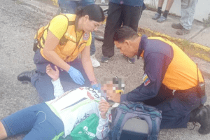 Ciclista lesionado al ser golpeado por una moto