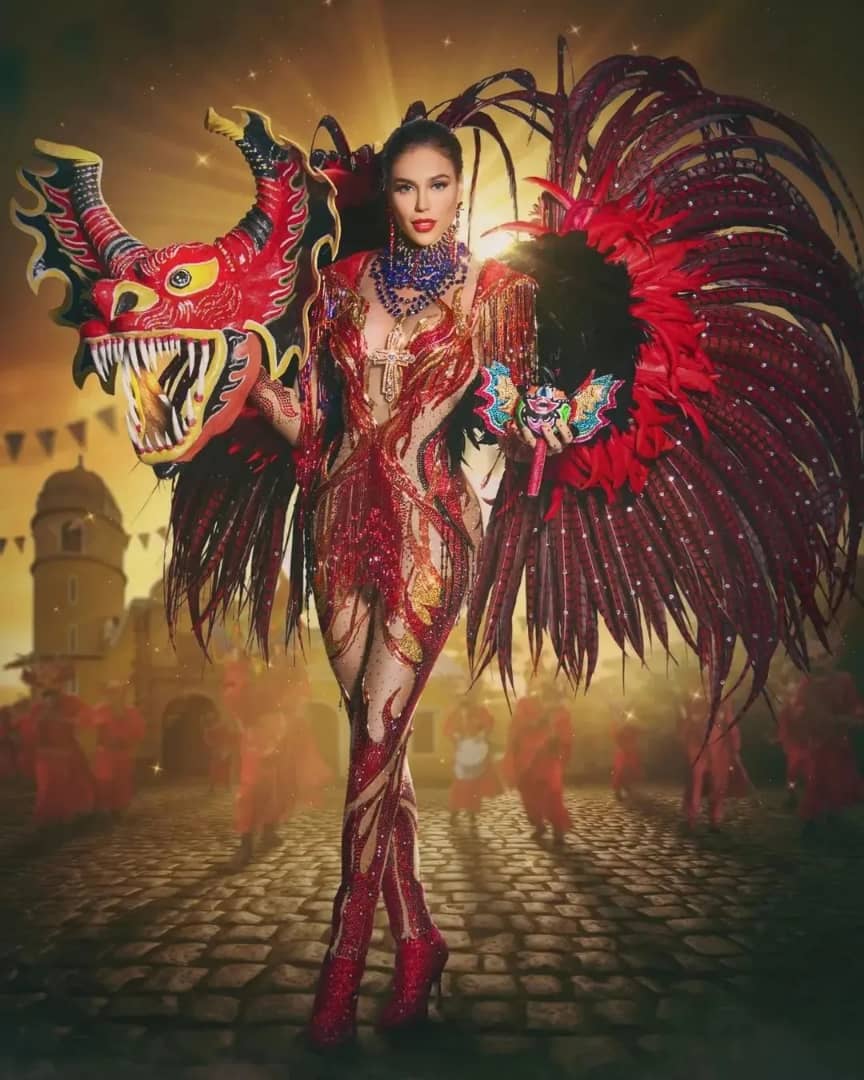 Desde El Salvador, nuestra Diana Silva lució para el desfile con Traje Típico una creación inspirada en los Diablos Danzantes de Yare.