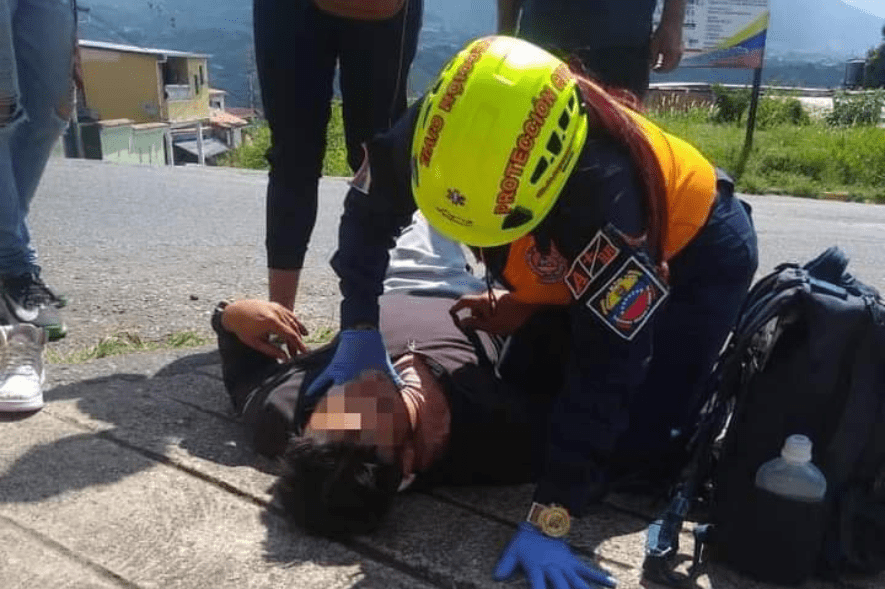 Dos lesionados al caer de moto en El Diamante ⁣⁣