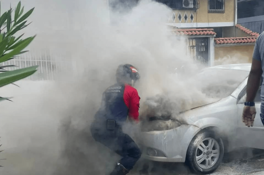 Se incendió vehículo en la Ferrero Tamayo