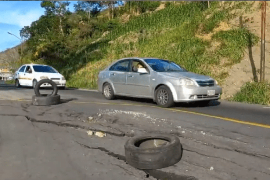 Vialidad hacia la frontera a punto de colapsar