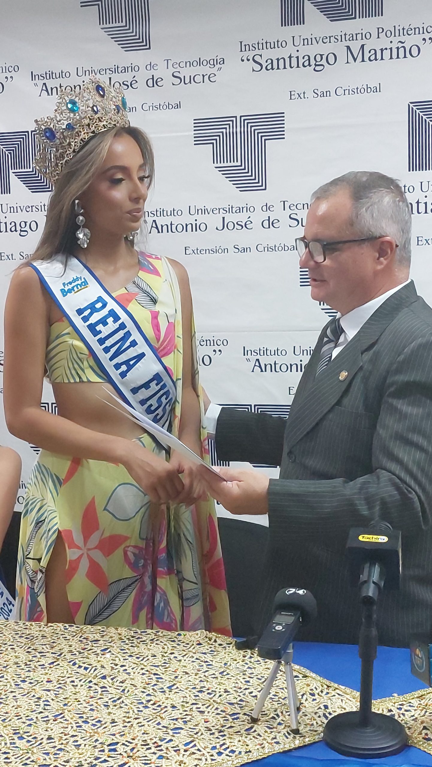 Reina recibe beca universitaria