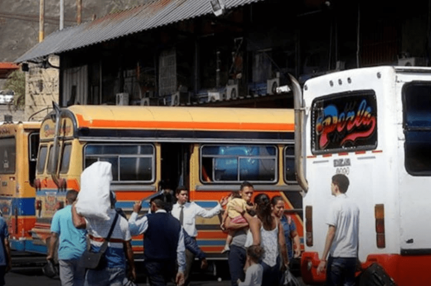 Combaten incendio de vegetación en la parte alta de San Cristóbal