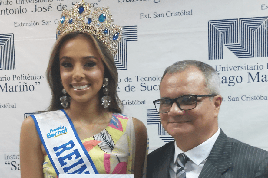 Reina recibe beca universitaria