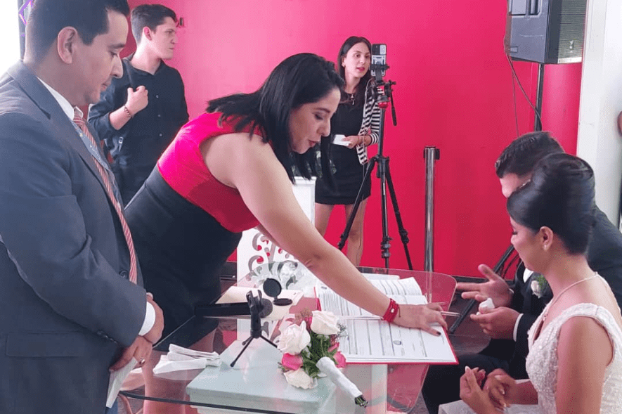 Sambil celebra la unión familiar en el día más romántico