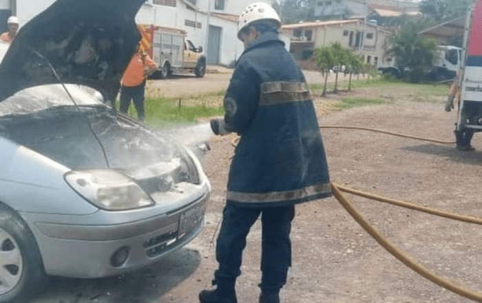Eliminaron riesgos tras incendio vehicular en La Machirí