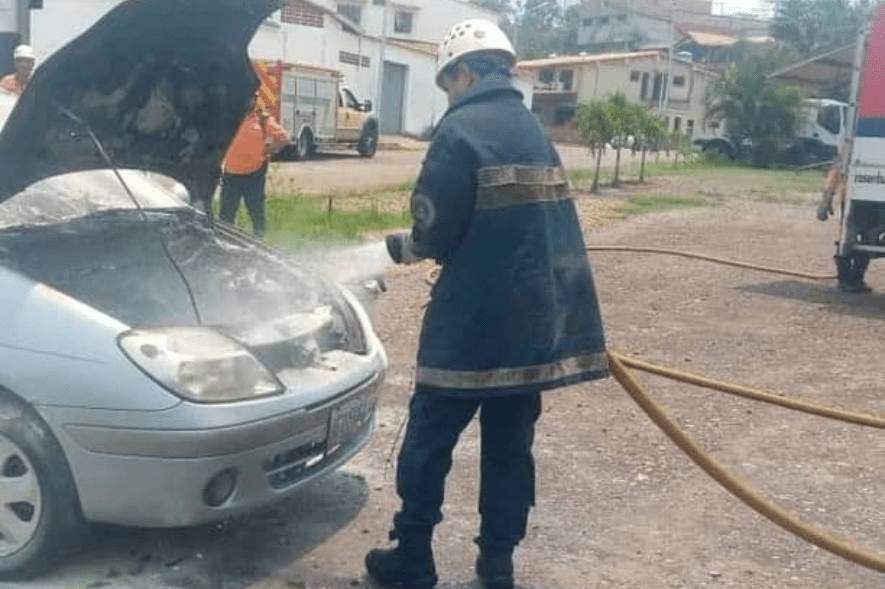 Eliminaron riesgos tras incendio vehicular en La Machirí