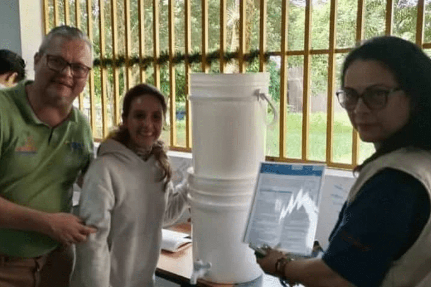 Estudiantes construyen filtro de Bioarena para mejorar calidad del agua