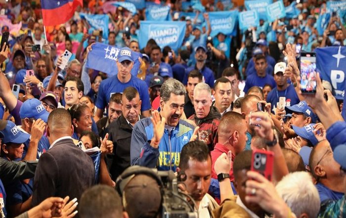 Nicolas maduro con el gran polo patriotico