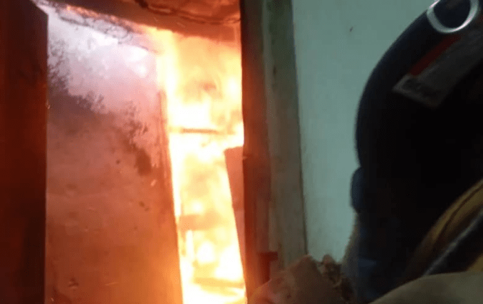 Incendio de estructura tipo vivienda en San Cristóbal por presunta sobrecarga electrica