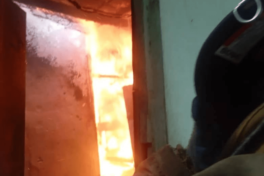 Incendio de estructura tipo vivienda en San Cristóbal por presunta sobrecarga electrica 