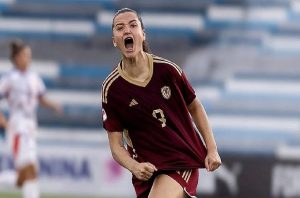 Marina Barreto vinotinto femenina