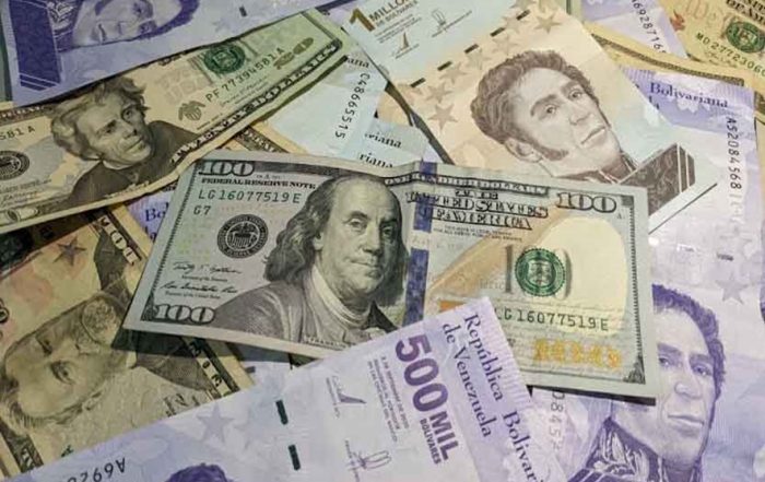 El bolívar sufre la mayor devaluación del año frente al dólar en abril