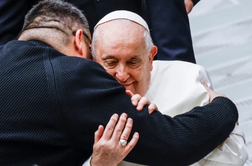 Papa Francisco abrazando a un feligres en roma