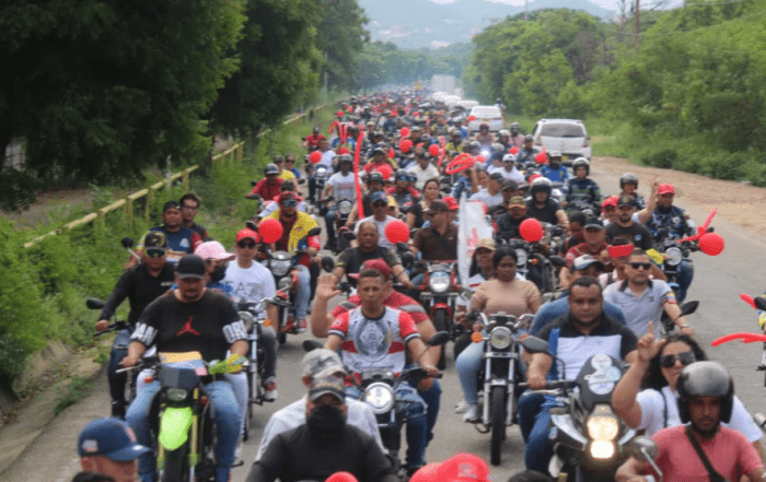 Motorizados oficialista en la frontera
