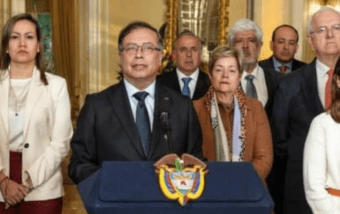 Petro pide la renuncia de todo su gabinete en plena crisis política