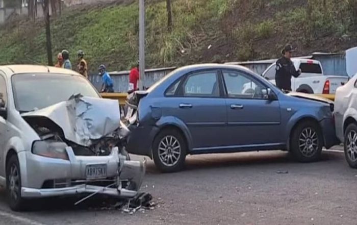 4 vehículos colisionaron en la autopista san cristóbal la fria