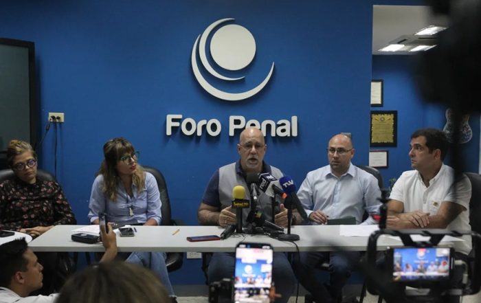 Aumentan presos políticos en Venezuela La ONG resalta que en la última semana, hasta el 16 de junio, se produjeron seis nuevos encarcelamientos La ONG Foro Penal elevó el número de presos políticos en Venezuela a 932 personas, en su mayoría hombres. En su más reciente reporte que incluye registros hasta el lunes 16 de junio, la cifra representa más casos que la semana anterior cuando había 926; es decir, subió a 932 personas, entre las que se encuentra el exministro de Finanzas y disidente del chavismo, Rodrigo Cabezas, aunque la organización gubernamental no hace distinción de nombres de personas. De 831 hombres presos por razones políticas en Venezuela, la cifra se elevóa 837 en la última semana. La cantidad de mujeres se mantienen en 95 y la de adolescentes se mantuvo en cuatro. Hay seis nuevos presos políticos en Venezuela Contabilizaron seis nuevos encarcalemientos y ninguna liberación. De estas presos, 82 de ellos tienen doble nacionalidad, 763 de ellos son civiles y el resto, 169, militares. Detenciones políticas (arrestos) desde 2014 a la fecha: 18.420. El Foro Penal resalta que asistió a 14 mil personas que excarcelaron en el país, mientras que más de 9 mil de ellas están «aún sujetas a medidas restrictivas de su libertad». Agregaron en su reporte semanal «que presos políticos incluye a personas que se mantienen privadas de libertad. No incluye, todavía, a todos los que han sido arrestados y liberados o se mantienen bajo arresto a corto plazo (48 hrs)». Además, la lista la enviaron a la Organización de Estados Americanos (OEA) y la Oficina del Alto Comisionado de la ONU para los Derechos Humanos (Oacnduh) para su certificación. La gestión de Nicolás Maduro y la Fiscalía niegan que en el país haya presos políticos, pese a las denuncias de organismos internacionales y su preocupación por el aumento de las detenciones arbitrarias en las últimas semanas en Venezuela, como lo destacó en la apertura del 59 periodo de sesiones del Consejo de DDHH de la ONU, Volker Türk, alto comisionado del organismo para los derechos humanos.