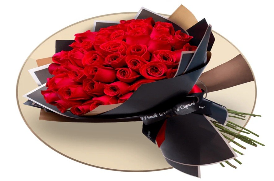 Ramo de flores rojas en el día de la mujer