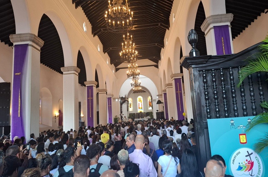Colmada de feligreses estuvo la Catedral de SanCristóbal (fotos)
