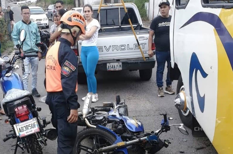 Motorizado se estrella contra una buseta