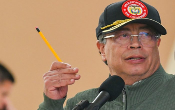 Petro: Un espacio aéreo nacional no lo puede cerrar un presidente extranjero