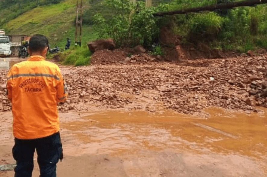 Sin paso en El Playón por fuertes lluvias