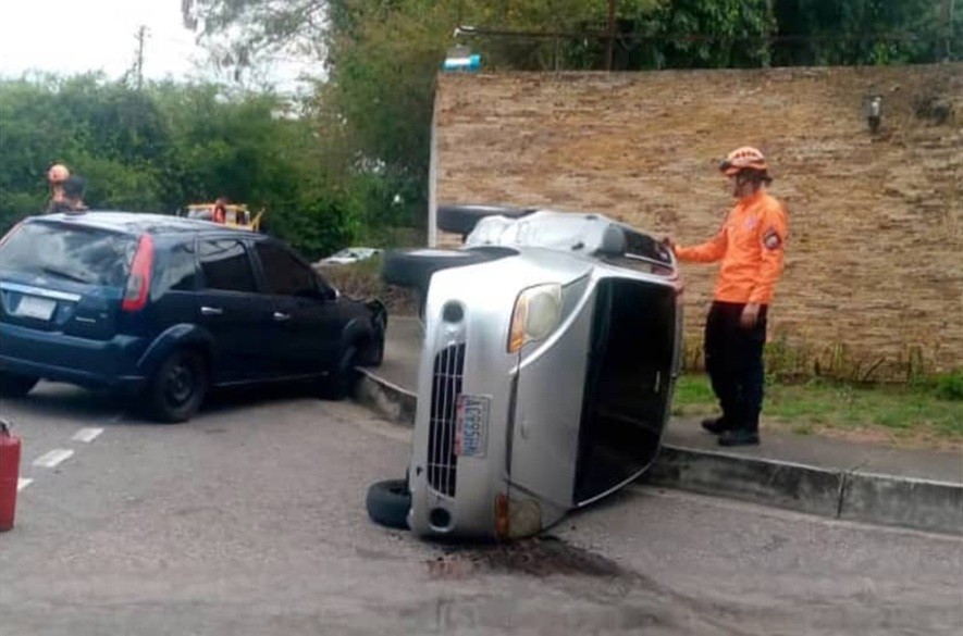 Volcamiento en la Avenida Machirí deja un hombre lesionado