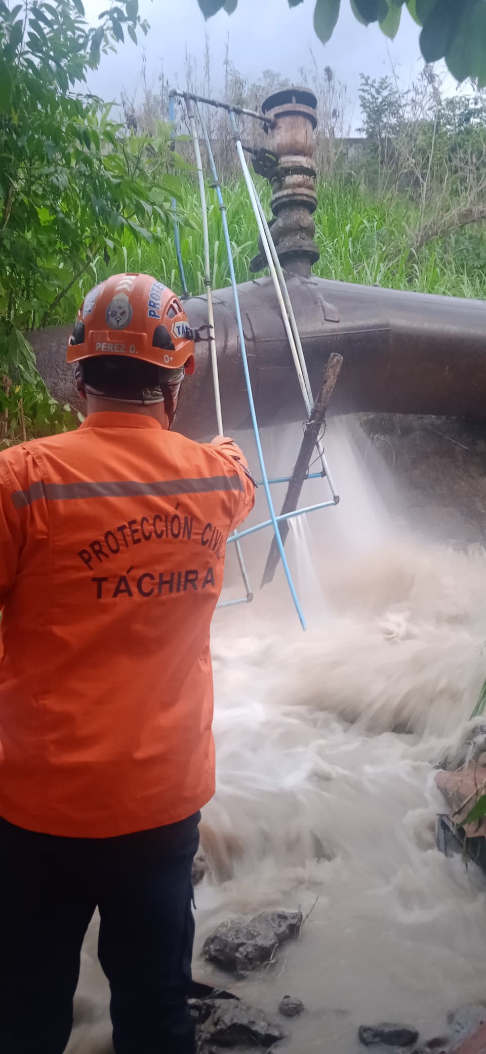 Rotura de tubería afecta el Barrio Brisas del Paraíso