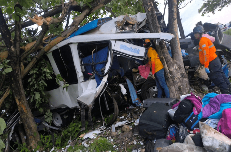 Autobús se volcó, 3 muertos y 15 heridos