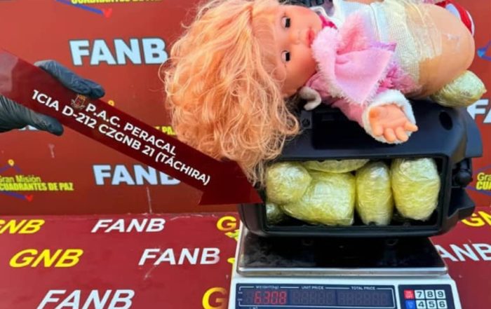Detienen a Los Ruteros con droga oculta en una muñeca en Peracal