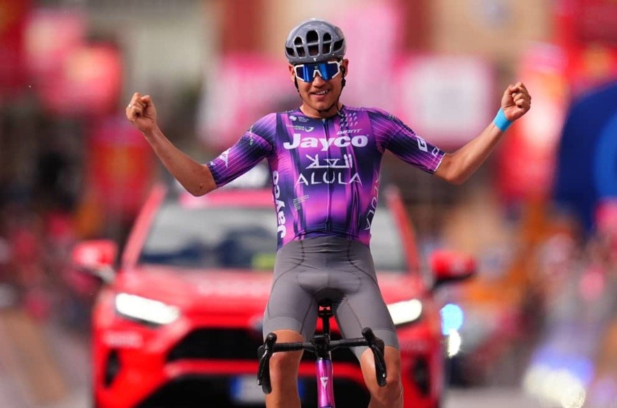 Luke Plapp se impone en la etapa VIII del Giro; Diego Ulissi es el nuevo líder