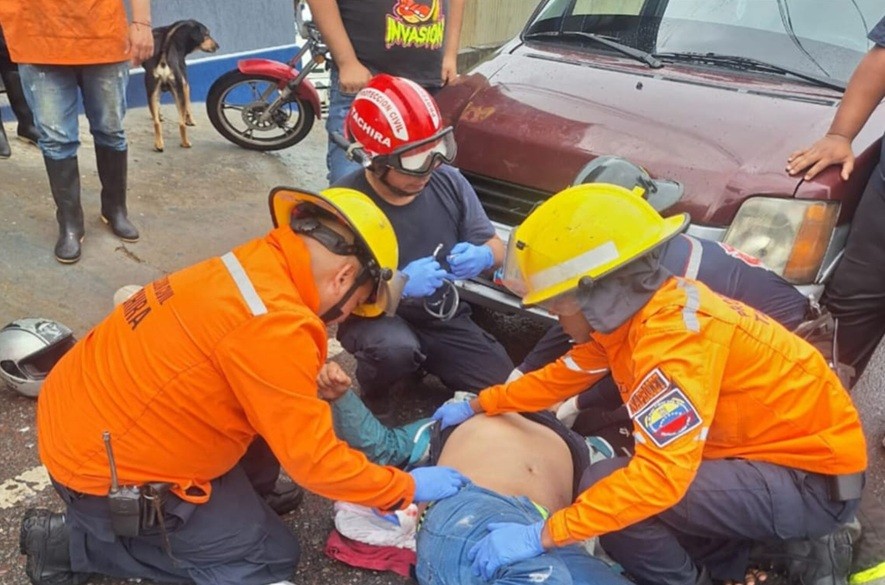 Motorizado se estrella contra un carro en Zorca