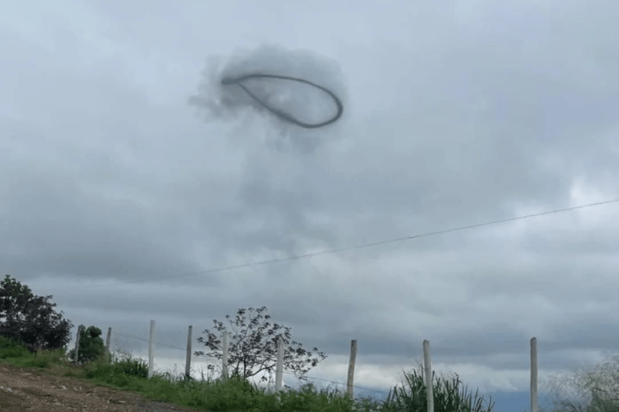 Un misterioso anillo de humo sorprende a los habitantes de la ciudad Capital