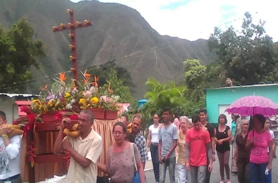 ¡Que Florezca la Tradición! Celebra con Alegría y Color la Cruz de Mayo