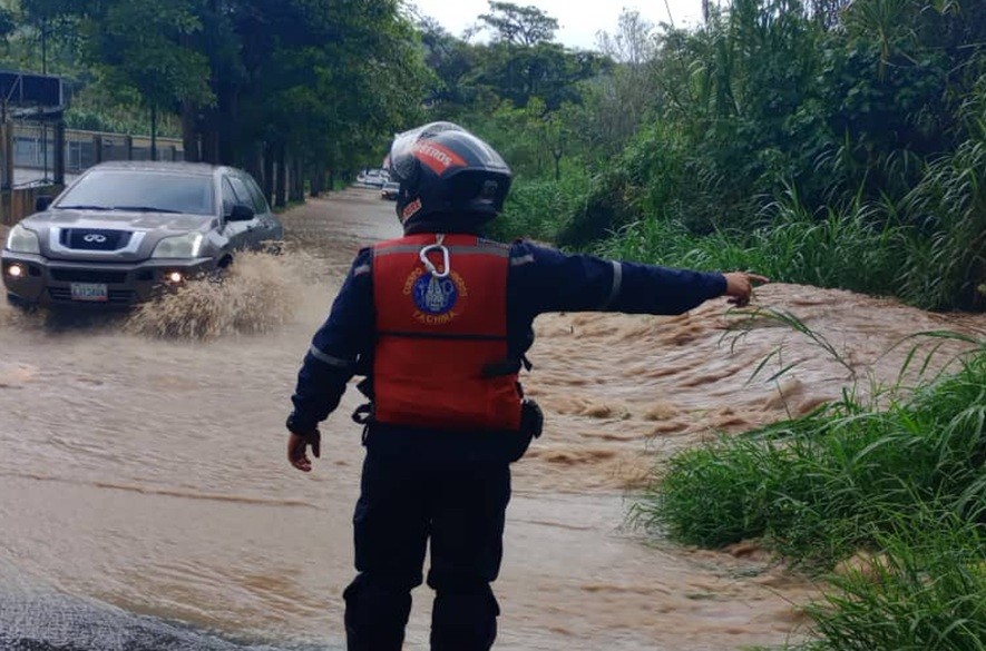 Aumentó el Caudal de la quebrada La Blanca en Las Lomas2