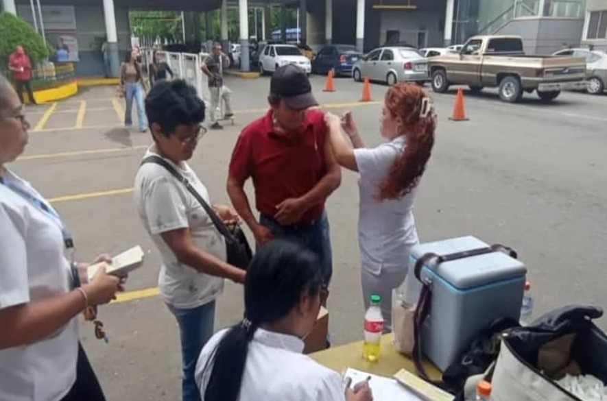 Instalan puesto de vacunación contra la Fiebre Amarilla en Puente Internacional Simón Bolívar