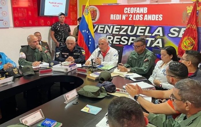 Bernal se reúne con comandantes militares