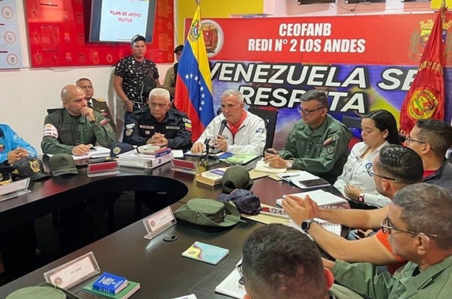 Bernal se reúne con comandantes militares